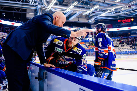 Växjös assisterande tränare Tobias Thermell pratar med