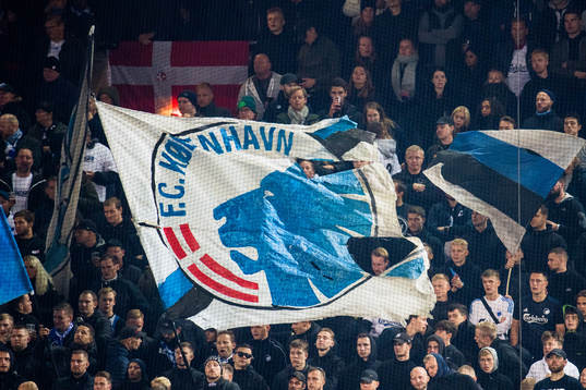 A flag with the logo of FC Köpenhamn