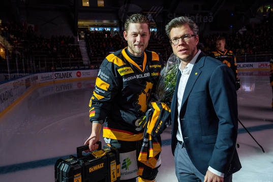 Skellefteås Oscar Möller tar emot pris för 200 SHL