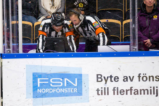 Domarna Tobias Björk och Linus Öhlund videogranskar