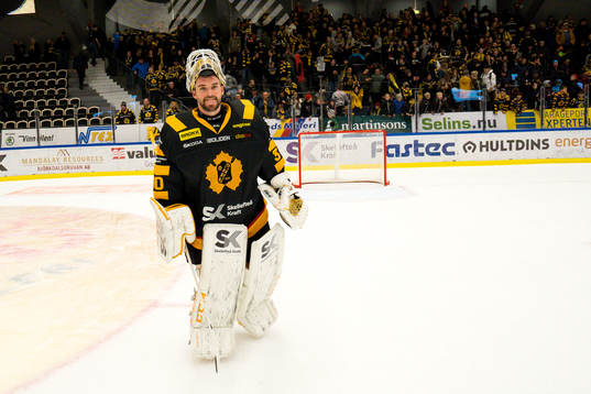Skellefteås målvakt Gustaf Lindvall jublar