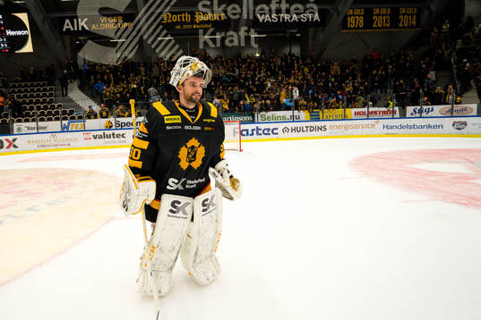 Skellefteås målvakt Gustaf Lindvall jublar