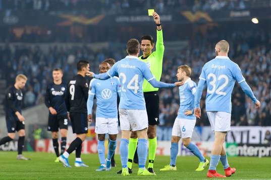 Referee Deniz Aytekin shows a yellow card for Lasse Nielsen