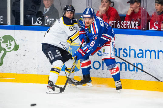 s Juuso Ikonen och Oskarshamns Jesper Dahlroth i kamp om