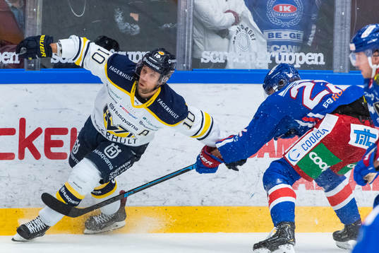s Martin Thörnberg och Oskarshamns John Dahlström i kamp