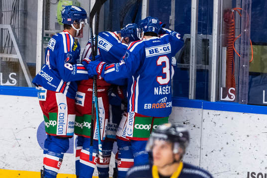Oskarshamns Nichlas Hardt jublar med lagkamrater