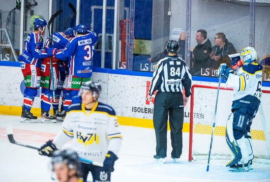 Oskarshamns Nichlas Hardt jublar med lagkamrater
