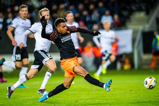 Donyell Malen of PSV Eindhoven scores the 1-4 goal