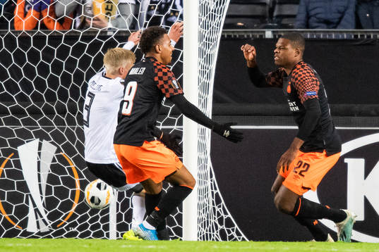 Donyell Malen and Denzel Dumfries of PSV Eindhoven celebrate