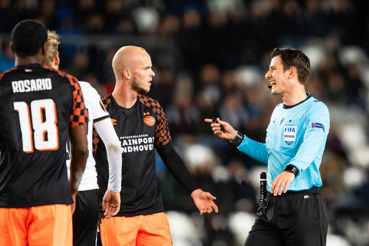 Jorrit Hendrix of PSV Eindhovenin discussion with referee