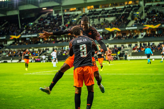 Donyell Malen of PSV Eindhoven celebrates with Denzel