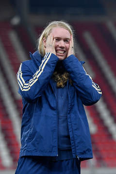 Hedvig Lindahl of Sweden makes jokes