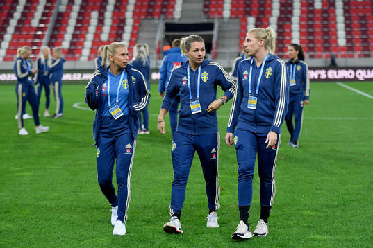 Players of Sweden inspects the pitch of the DVTK Stadium