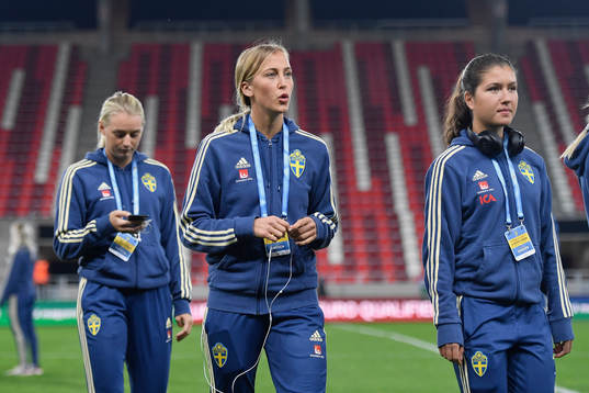 Players of Sweden inspects the pitch of the DVTK Stadium