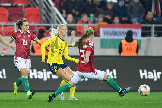 Sofia Jakobsson of Sweden against Henrietta Csiszar of