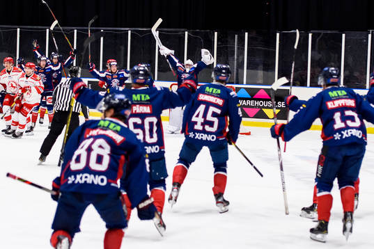 Halmstads  Målvakt Anton Malmborg jublar