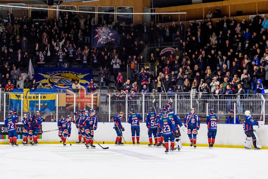 Halmstad <spelarna tacka klacken
