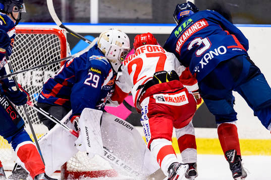 Halmstads  Målvakt Anton Malmborg  och  Troja/Ljungbys