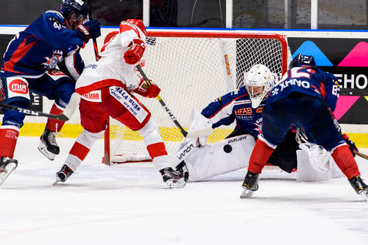 Halmstads  Målvakt Anton Malmborg  och  Troja/Ljungbys