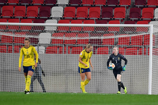 Hedvig Lindahl of Sweden