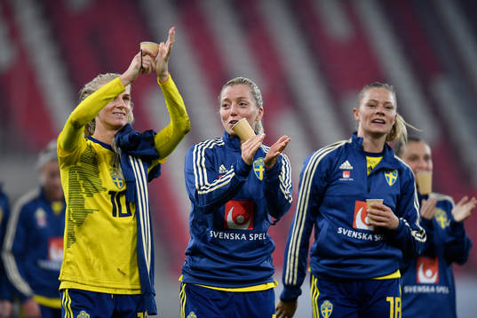 Sofia Jakobsson, Linda Sembrant and Fridolina Rolfo greets