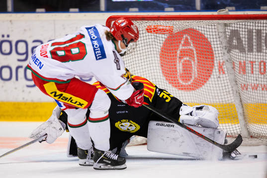 Modos Lore Baudrit gör 0-2 bakom Brynäs målvakt Ellen