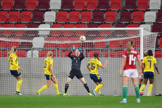 Hedvig Lindahl of Sweden