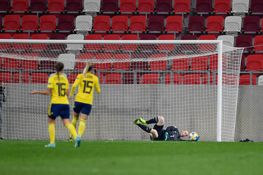 Hedvig Lindahl of Sweden