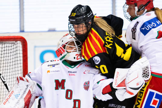 Modos målvakt Klara Peslarova och Brynäs Denisa Krizova