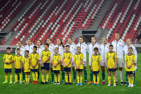 First eleven of Hungary sing the anthem