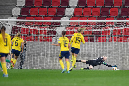 Hedvig Lindahl of Sweden