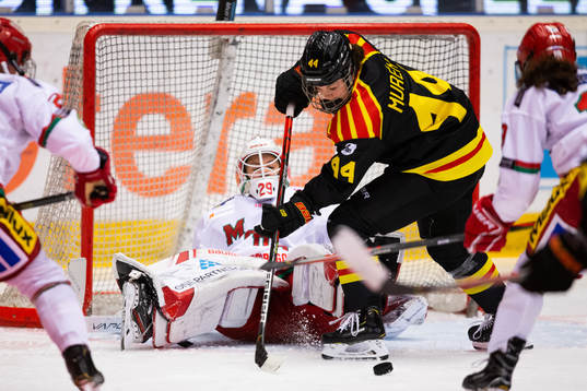Brynäs Emma Murén med målchans framför Modos målvakt