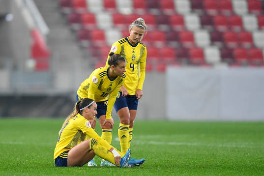 Julia Zigiotti Olme and Hanna Glas sees Kosovare Asllani of