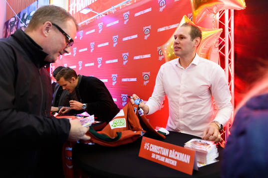 Den f.d. frölundaspelaren Christian Bäckman signerar