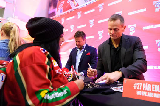 Den f.d. frölundaspelaren Pär Edlund signerar autografer