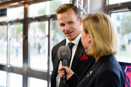 Max Friberg och Ellen Ivarson i Frölundas livestudio innan