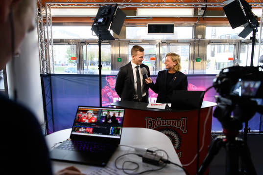 Max Friberg och Ellen Ivarson i Frölundas livestudio innan