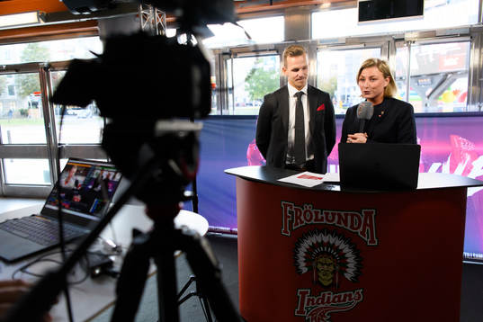 Max Friberg och Ellen Ivarson i Frölundas livestudio innan