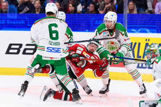 Rögles Craig Schira tacklar Frölundas Patrik Carlsson