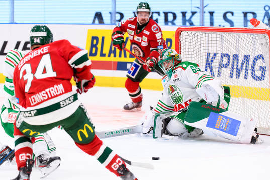 Frölundas Theodor Lennström oroar framför Rögles