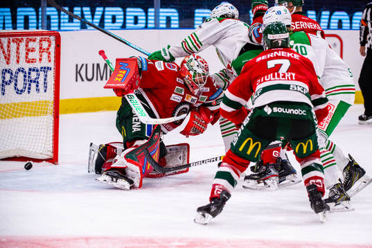 Frölundas målvakt Niklas Rubin släpper pucken förbi sig