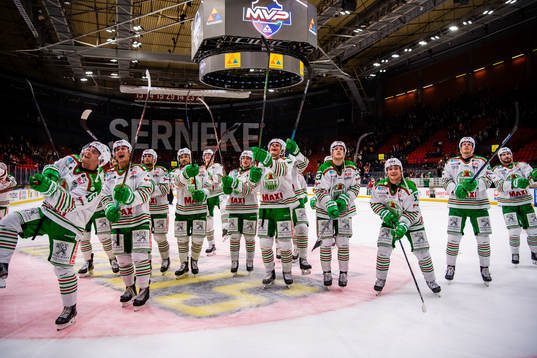 Rögles spelare jublar