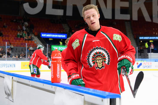 Frölundas Lucas Raymond innan ishockeymatchen i SHL mellan
