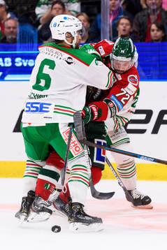 Rögles Craig Schira tacklar Frölundas Patrik Carlsson