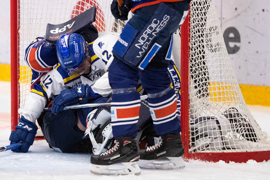 Leksands Fredrik Forsberg och Växjös målvakt Viktor Fasth