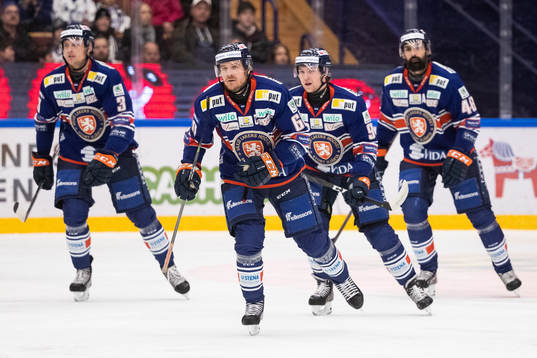Växjös Erik Josefsson jublar