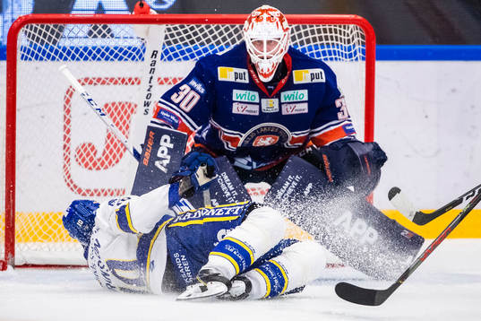 Leksands Johan Fransson och Växjös målvakt Viktor Fasth
