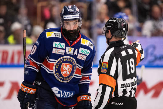 Växjös Daniel Rahimi och domare Patrik Sjöberg