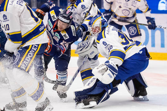 Växjös Brendan Shinnimin och Leksands målvakt Janne