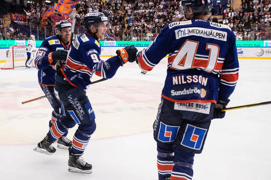 Växjös Marcus Davidsson jublar